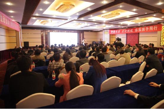 庫(kù)爾勒巴德士漆：召開(kāi)慈善晚會(huì)，資助貧困學(xué)生