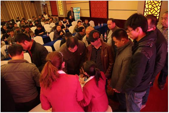 庫(kù)爾勒巴德士漆：召開(kāi)慈善晚會(huì)，資助貧困學(xué)生