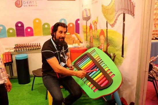 音樂夢的唱片機 播放笛馳敲擊樂廣交會之凱歌