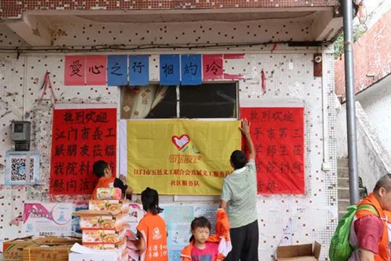 迎中秋送愛心 漢的電氣代表探訪麻風(fēng)病康復(fù)老人