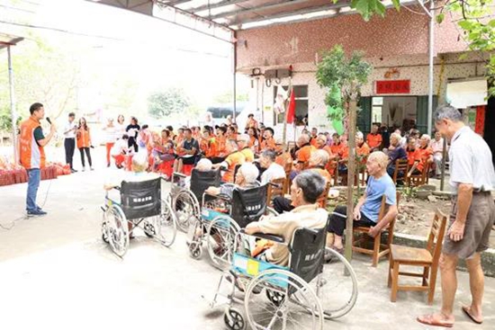 迎中秋送愛心 漢的電氣代表探訪麻風(fēng)病康復(fù)老人