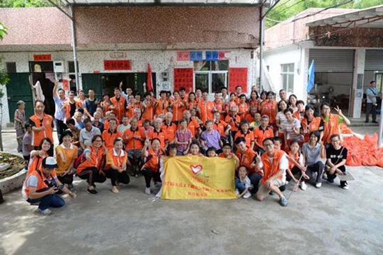 迎中秋送愛心 漢的電氣代表探訪麻風(fēng)病康復(fù)老人