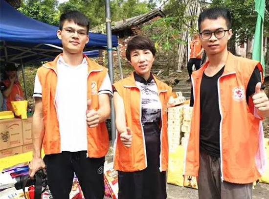 迎中秋送愛心 漢的電氣代表探訪麻風(fēng)病康復(fù)老人